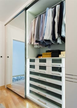 choosing_extras_hoek_modular_homes_mirrored_wardrobe.jpg